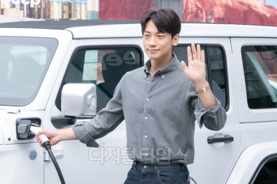 가수 비가 8일 서울 강남구 신사동에서 진행된 '지프 랭글러4xe(Wrangler 4xe) 국내 공식 행사'에 참석해 포토타임을 갖고 있다. 박동욱기자 fufus@dt.co.kr